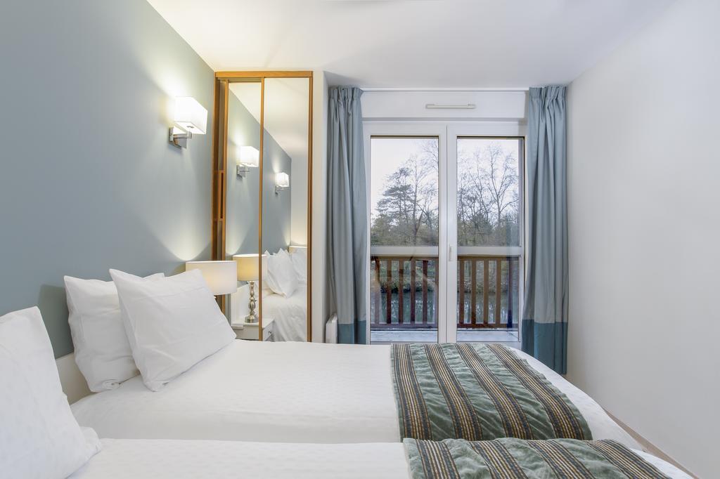 Karma Manoir Des Deux Amants Aparthotel Connelles Bagian luar foto