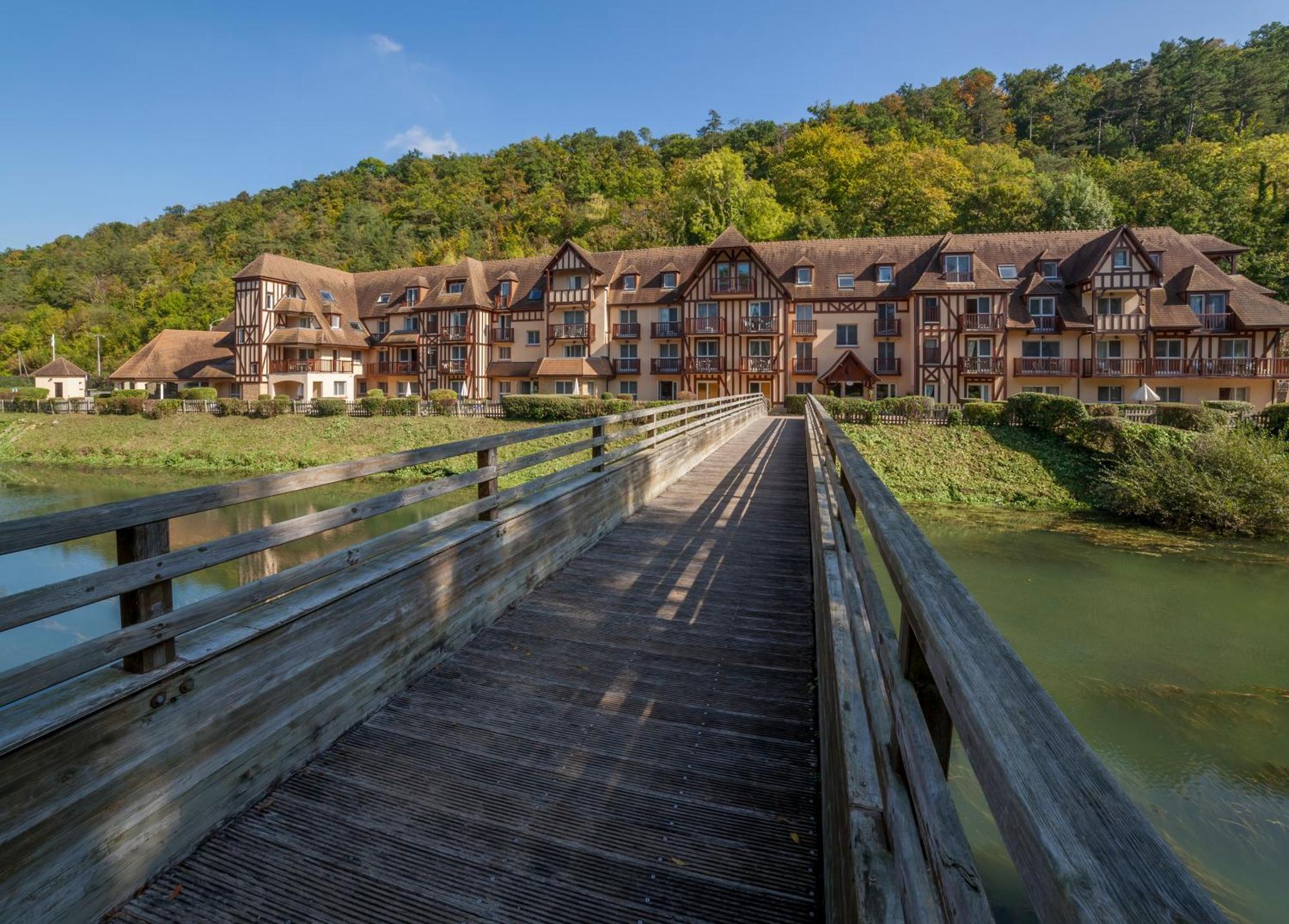 Karma Manoir Des Deux Amants Aparthotel Connelles Bagian luar foto