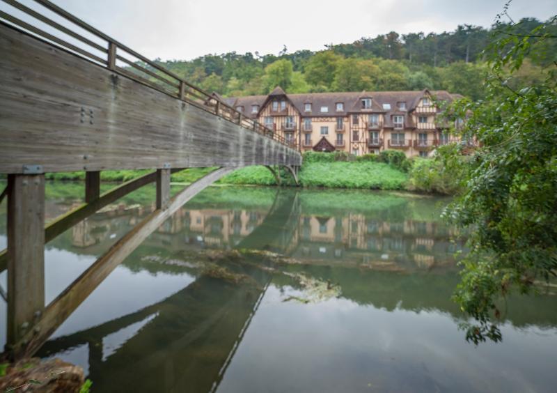 Karma Manoir Des Deux Amants Aparthotel Connelles Bagian luar foto