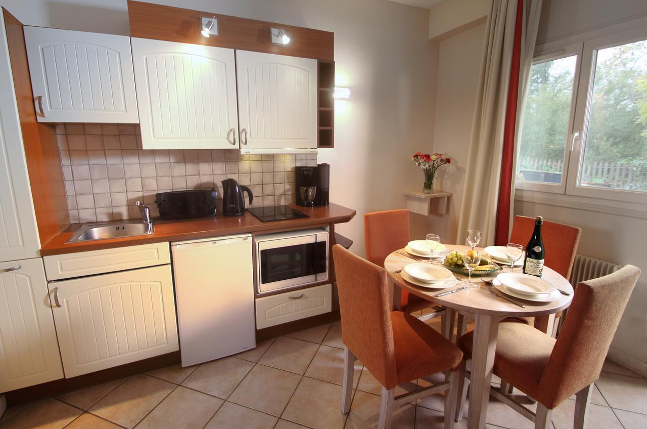Karma Manoir Des Deux Amants Aparthotel Connelles Bagian luar foto