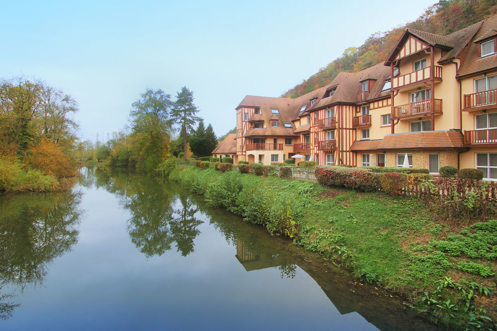 Karma Manoir Des Deux Amants Aparthotel Connelles Bagian luar foto