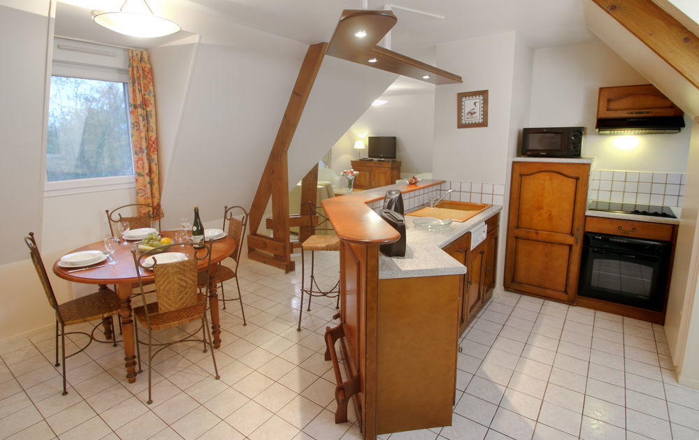 Karma Manoir Des Deux Amants Aparthotel Connelles Bagian luar foto