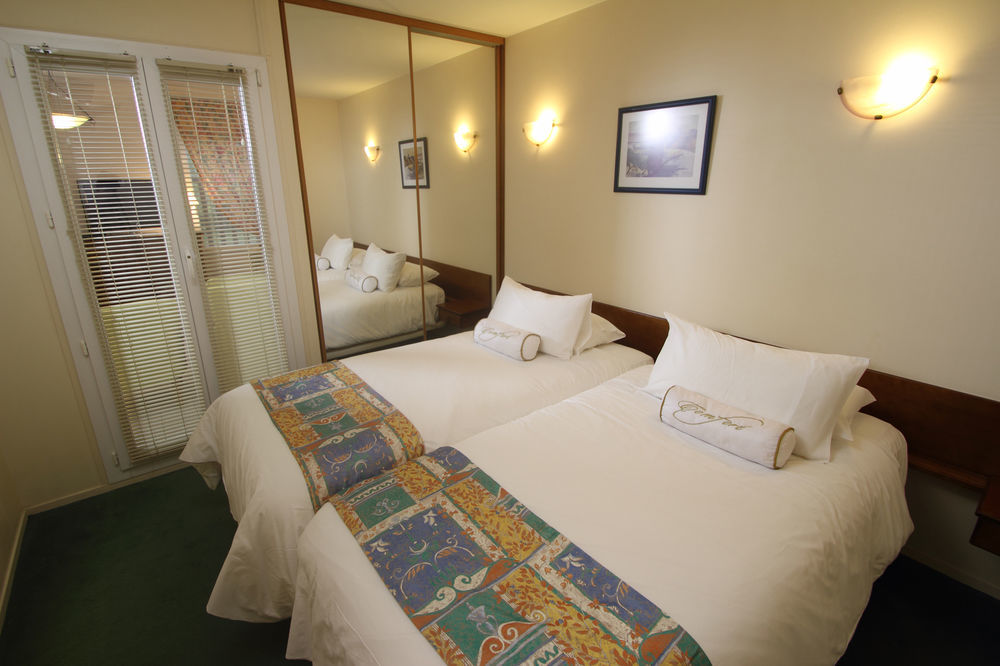 Karma Manoir Des Deux Amants Aparthotel Connelles Bagian luar foto
