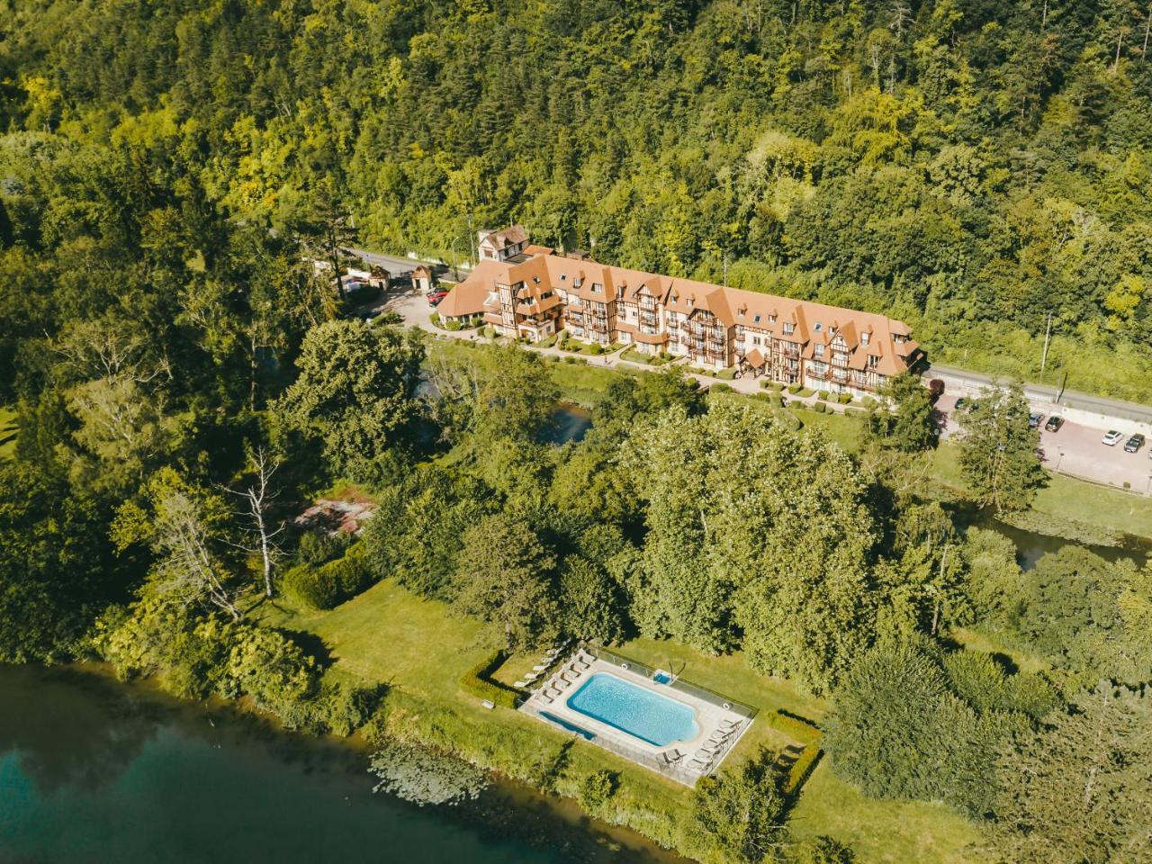 Karma Manoir Des Deux Amants Aparthotel Connelles Bagian luar foto
