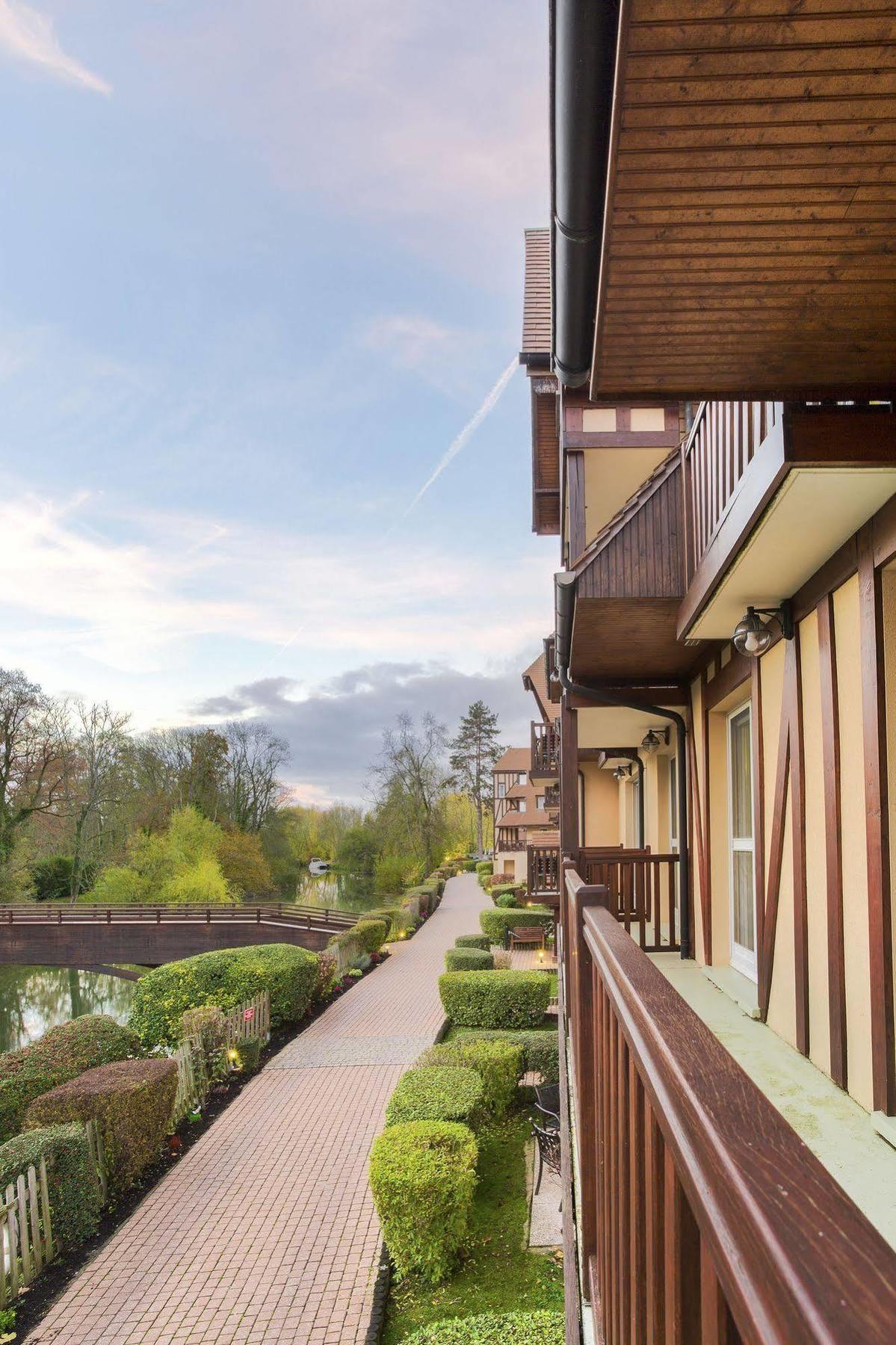 Karma Manoir Des Deux Amants Aparthotel Connelles Bagian luar foto