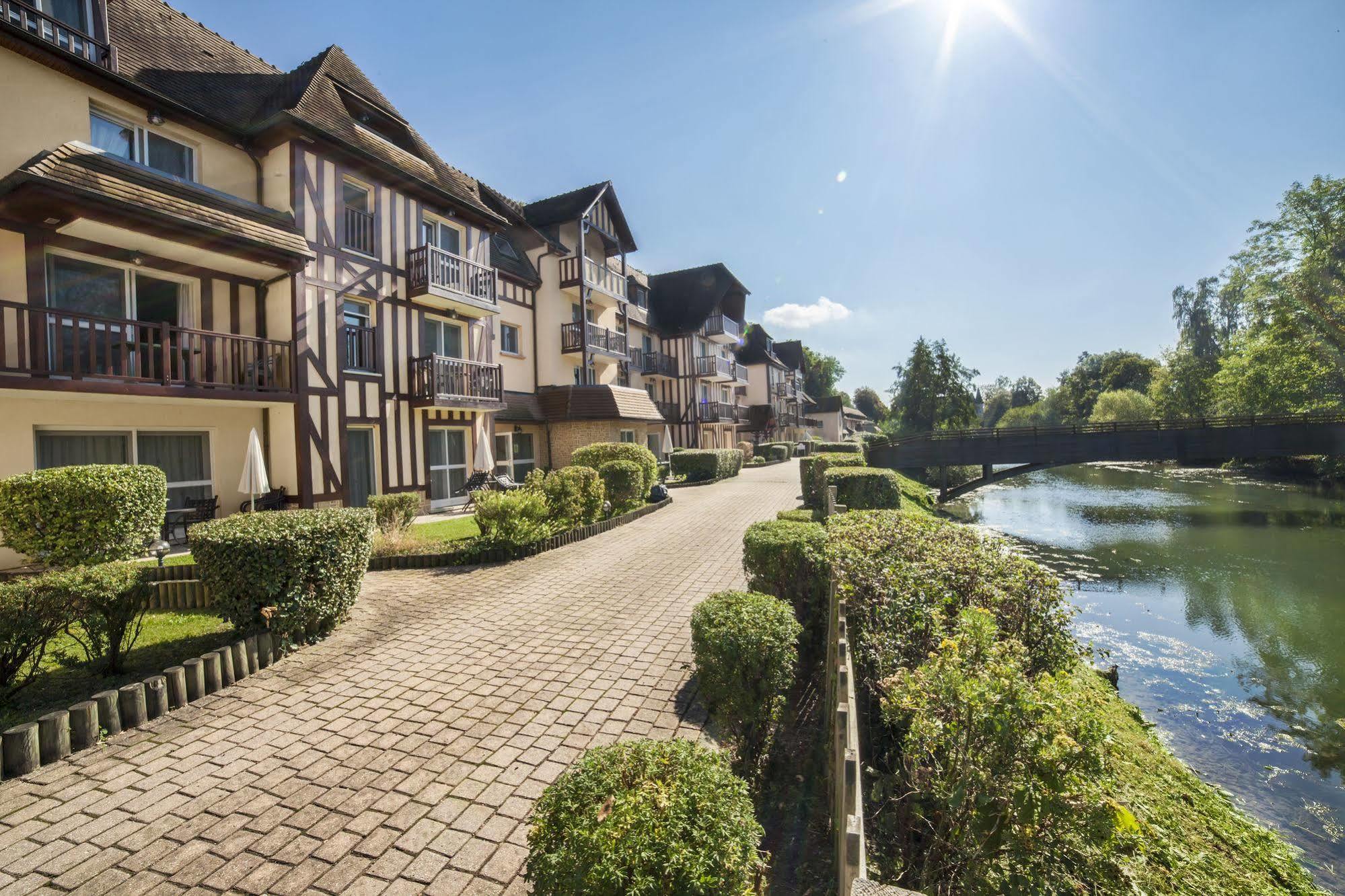 Karma Manoir Des Deux Amants Aparthotel Connelles Bagian luar foto