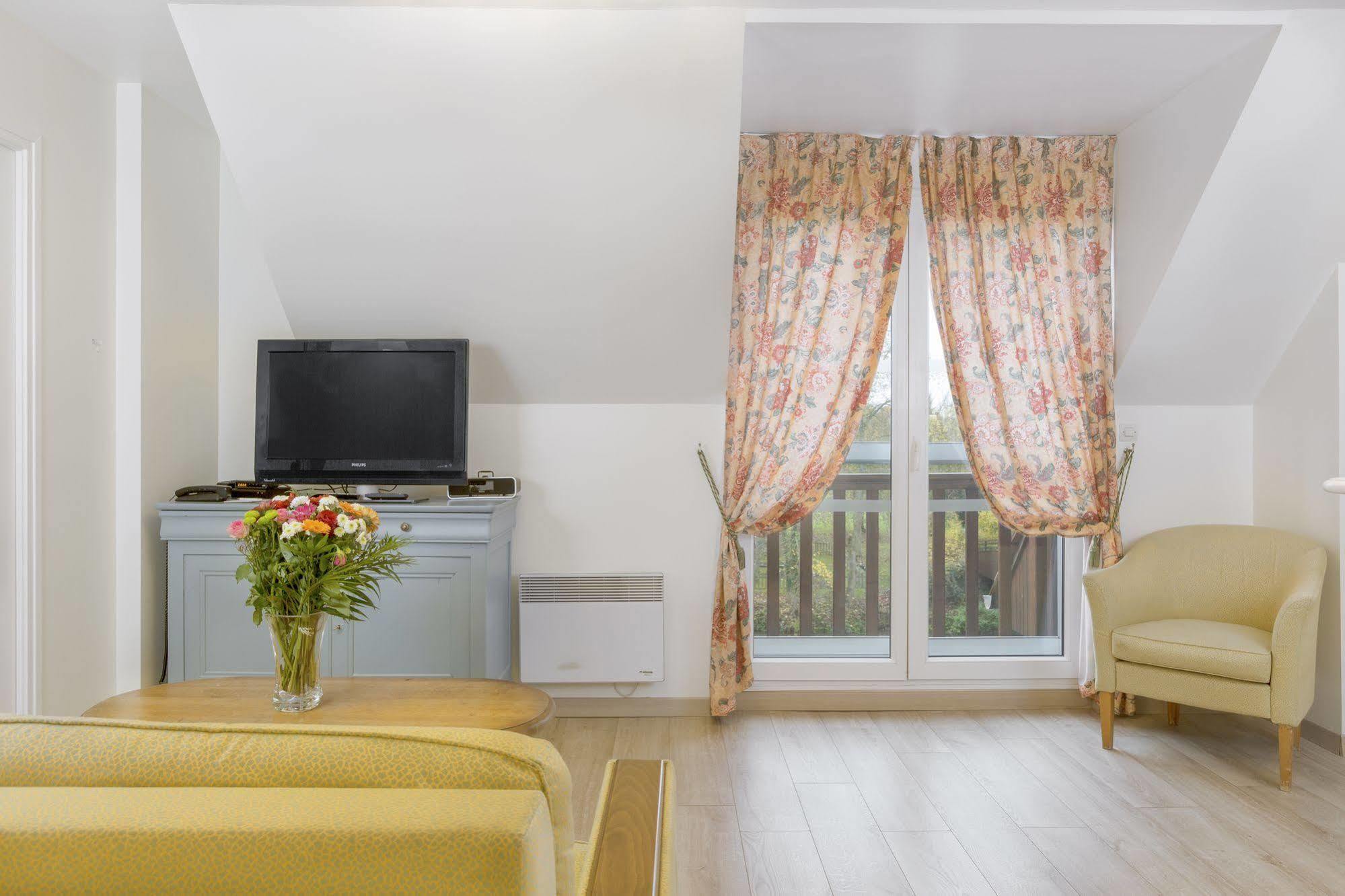 Karma Manoir Des Deux Amants Aparthotel Connelles Bagian luar foto