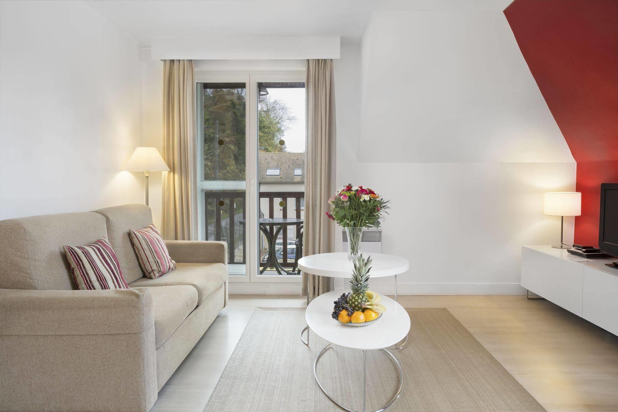 Karma Manoir Des Deux Amants Aparthotel Connelles Bagian luar foto