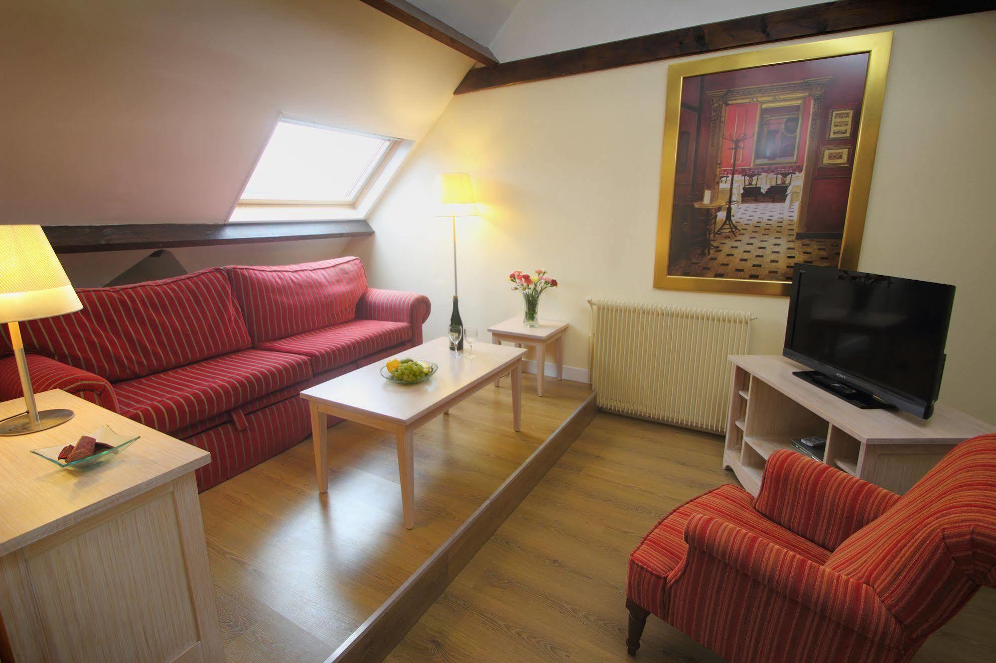 Karma Manoir Des Deux Amants Aparthotel Connelles Bagian luar foto