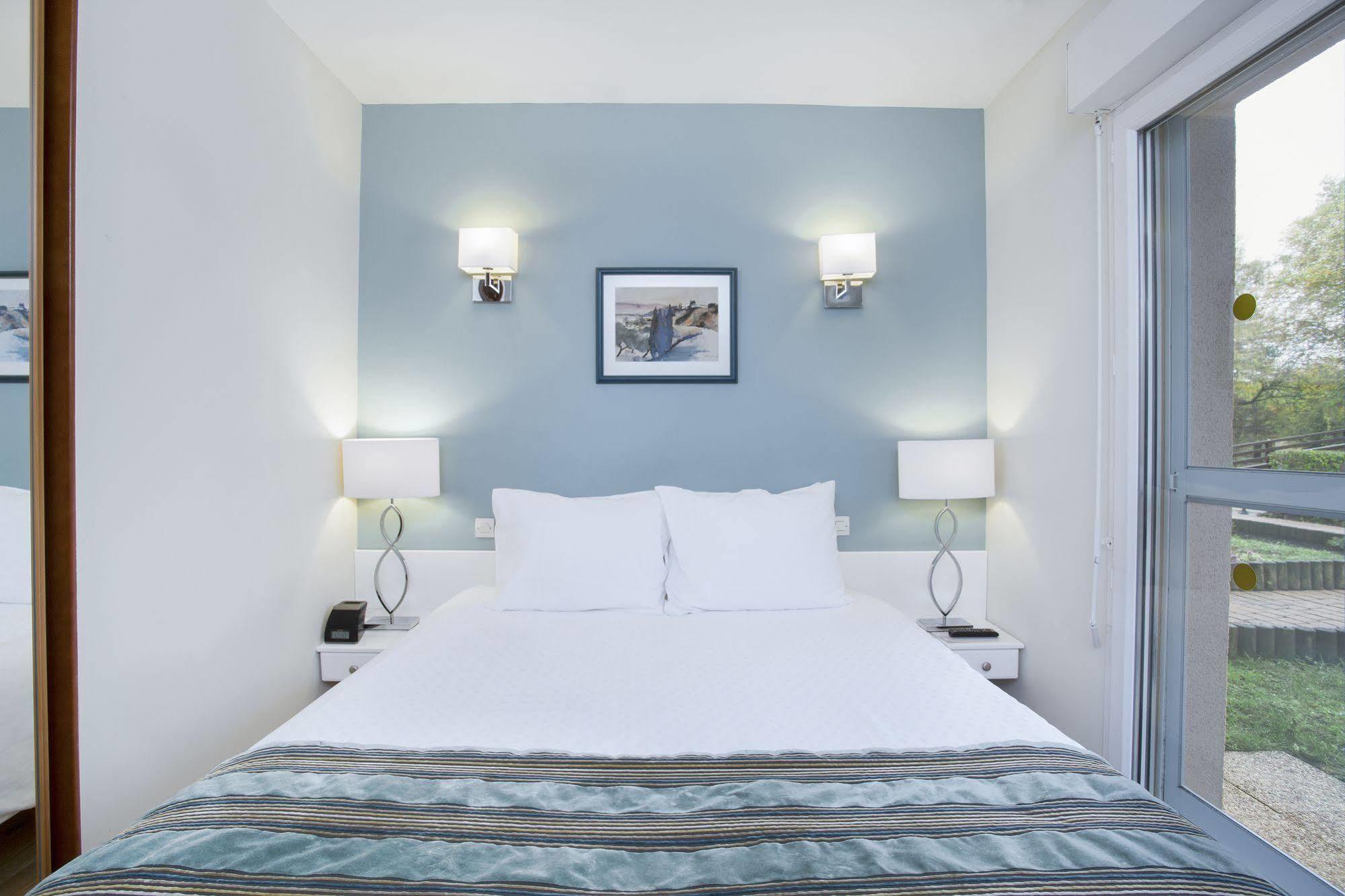 Karma Manoir Des Deux Amants Aparthotel Connelles Bagian luar foto