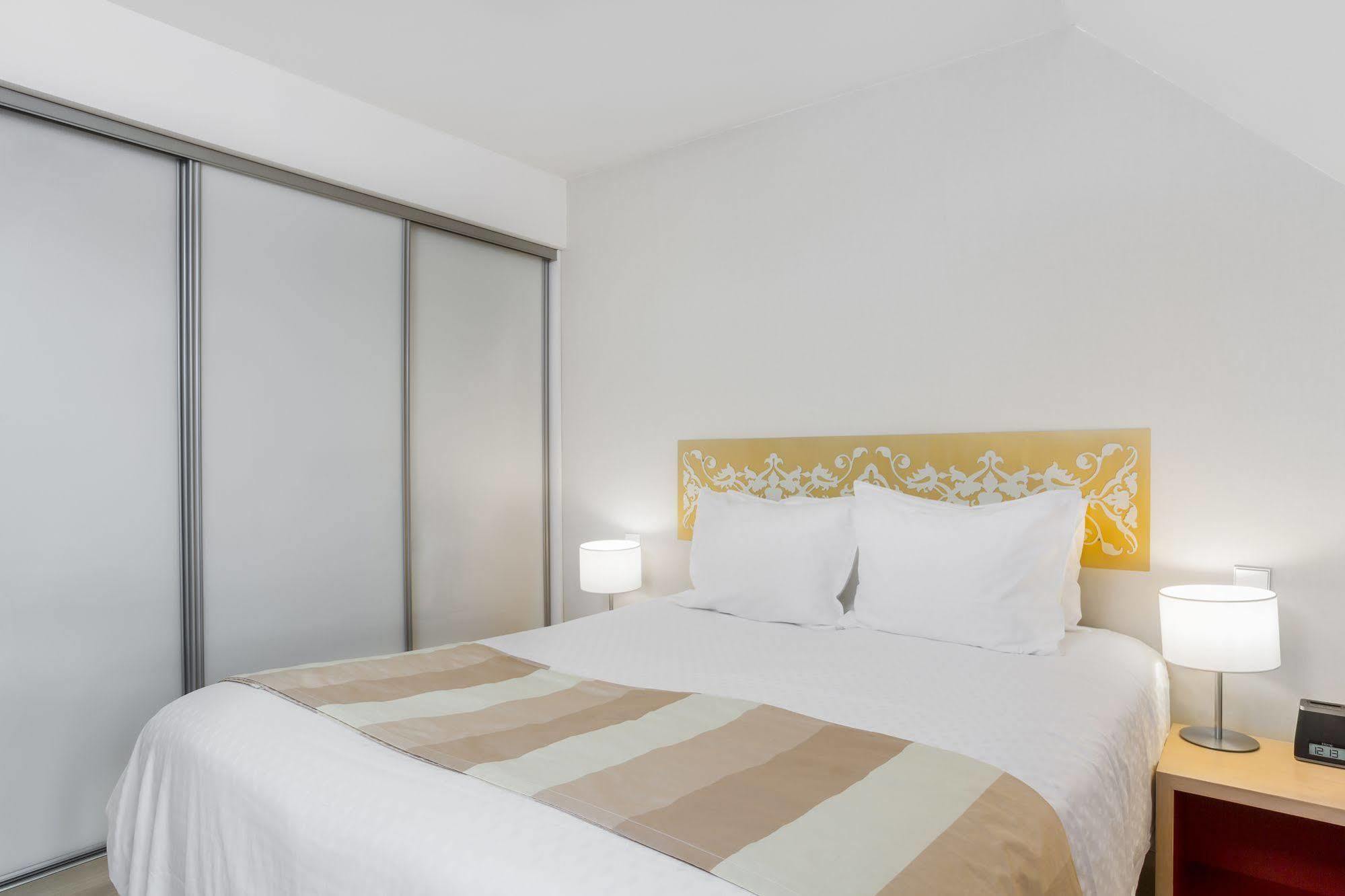Karma Manoir Des Deux Amants Aparthotel Connelles Bagian luar foto