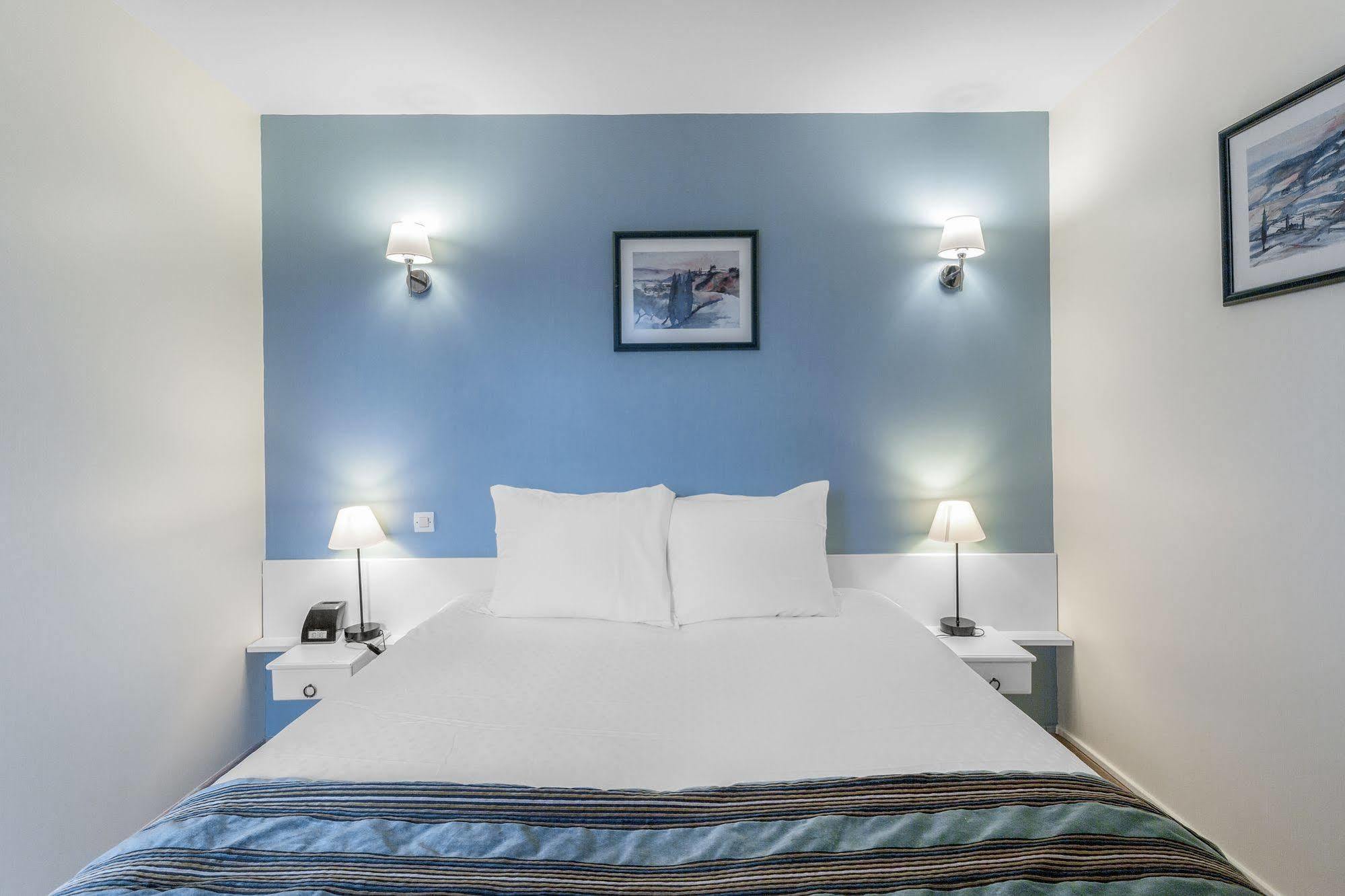 Karma Manoir Des Deux Amants Aparthotel Connelles Bagian luar foto