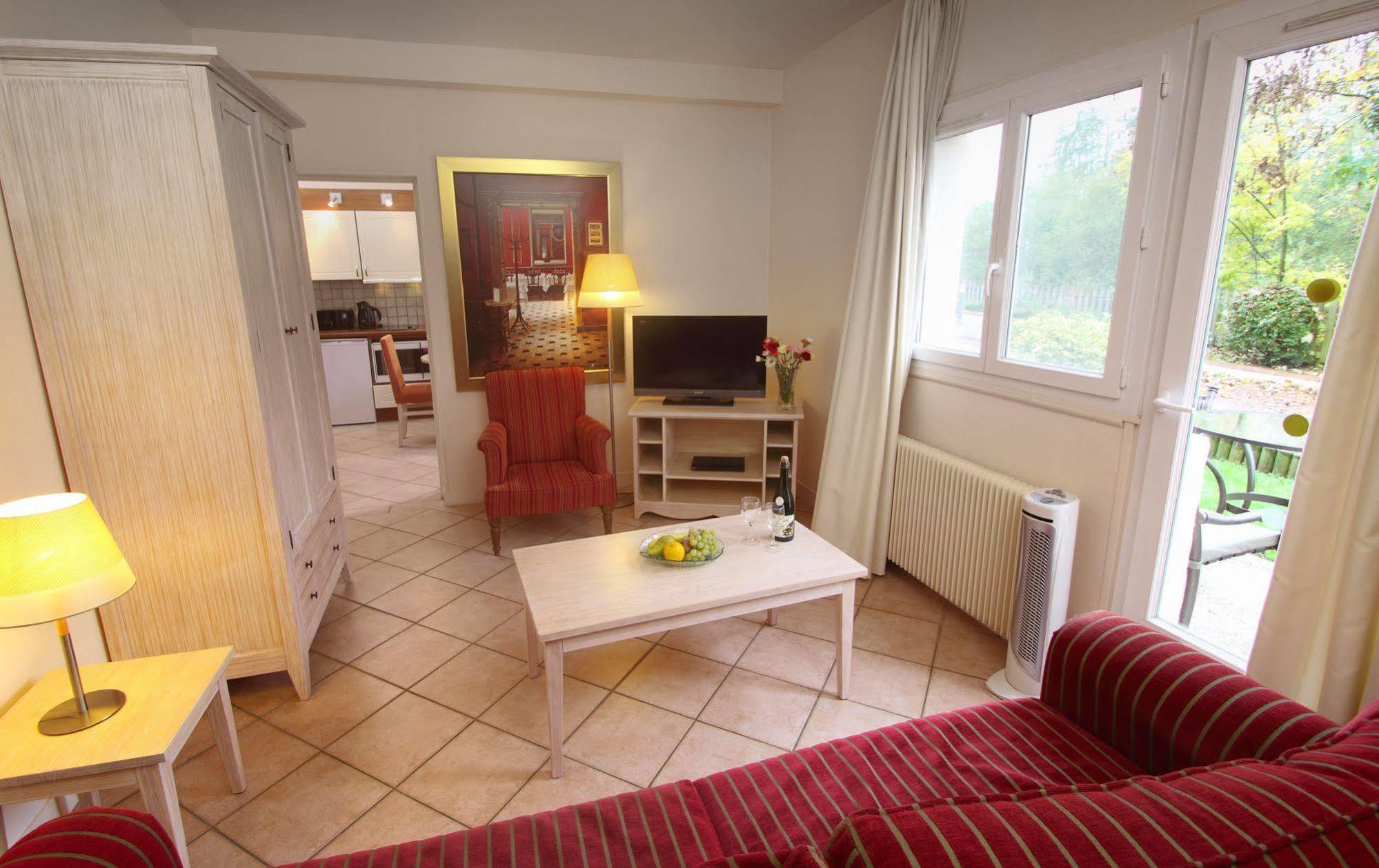 Karma Manoir Des Deux Amants Aparthotel Connelles Bagian luar foto