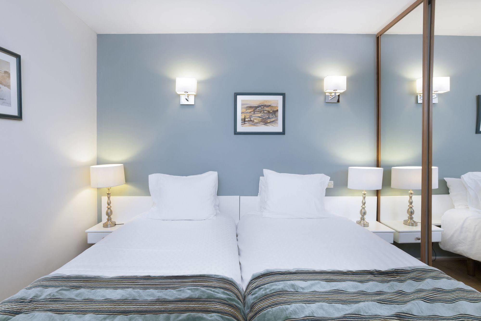 Karma Manoir Des Deux Amants Aparthotel Connelles Bagian luar foto
