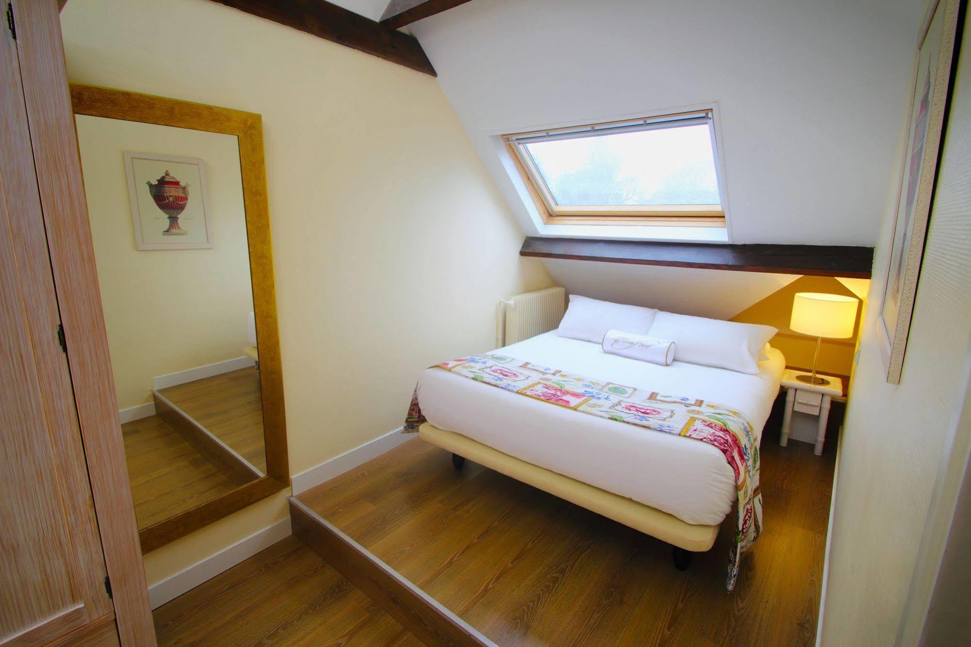 Karma Manoir Des Deux Amants Aparthotel Connelles Bagian luar foto