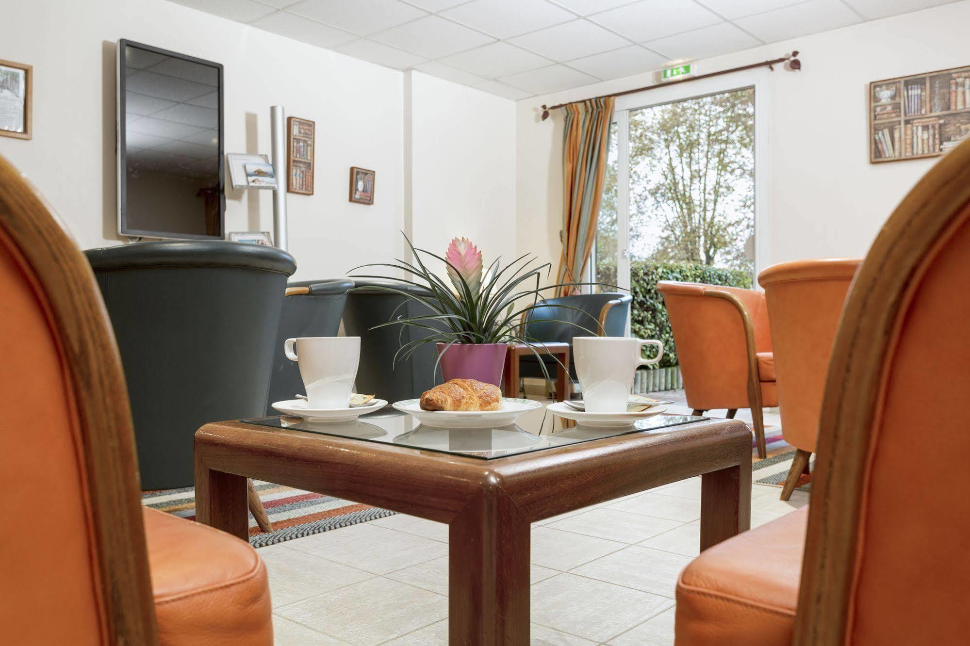 Karma Manoir Des Deux Amants Aparthotel Connelles Bagian luar foto