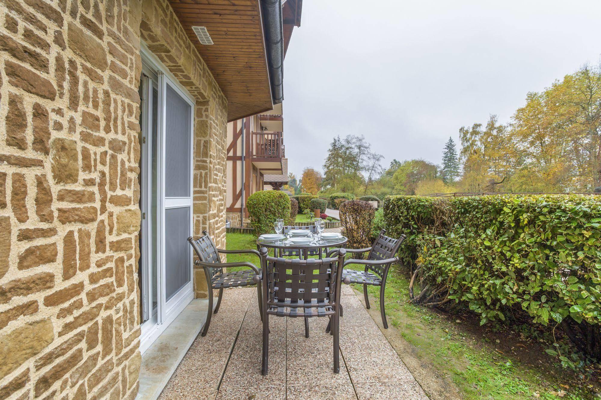 Karma Manoir Des Deux Amants Aparthotel Connelles Bagian luar foto