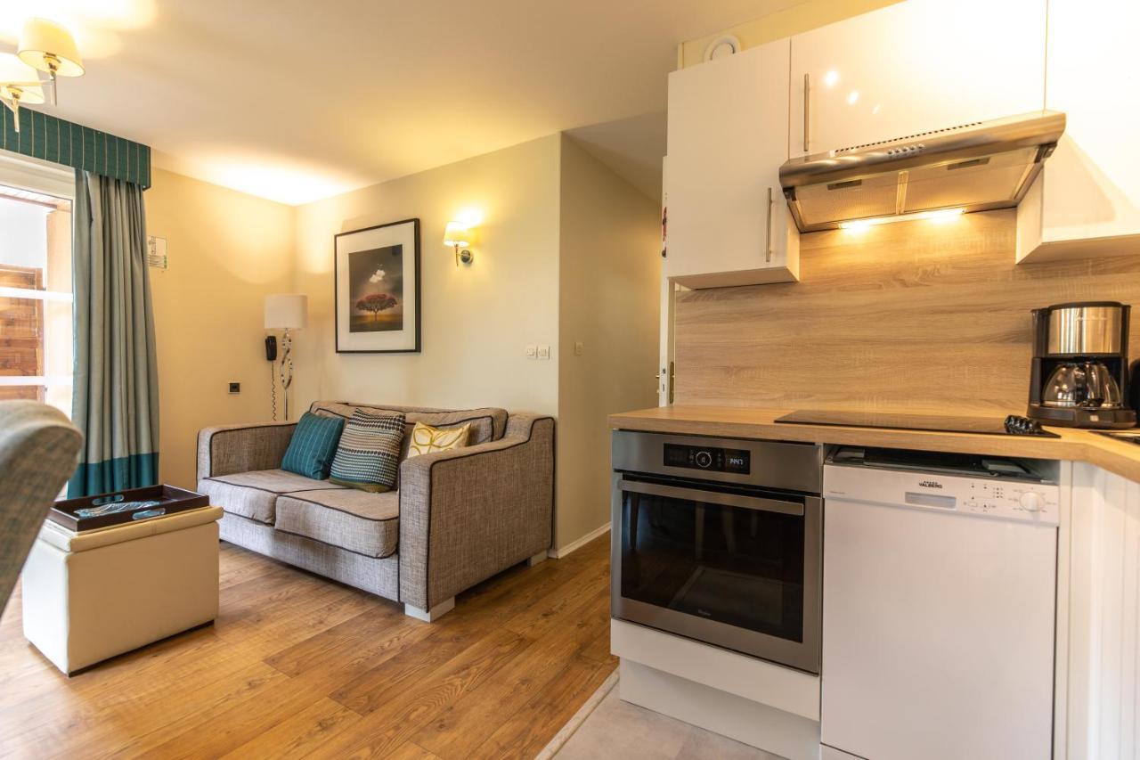 Karma Manoir Des Deux Amants Aparthotel Connelles Bagian luar foto